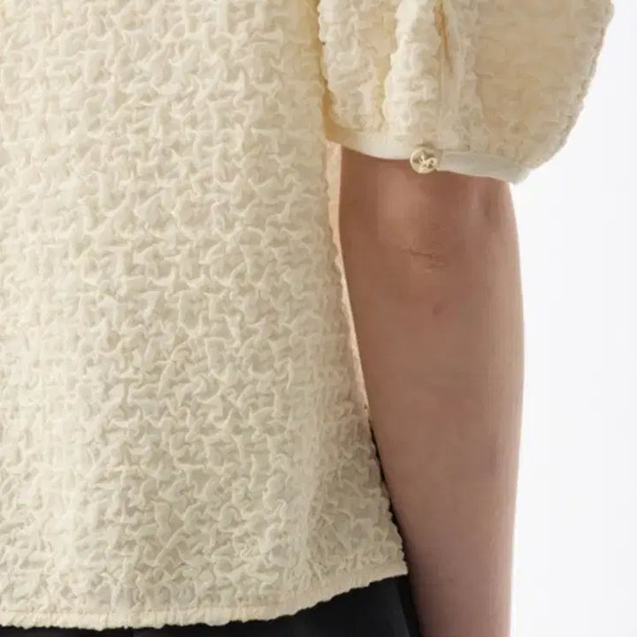 [BUNJANG] SJSJ 25ss Embossed Ribbon Half Sleeve Puff Top / 25년 SJSJ 엠보 리본 하프 슬리브 퍼프 탑 호칭 82-94-160