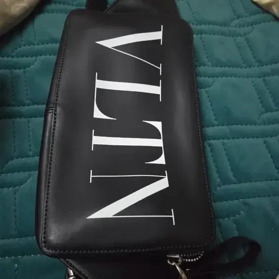 [BUNJANG] Valentino VLTN Logo Black Leather Crossbody Hip Bag / 발렌티노 크로스백 힙색 급처
