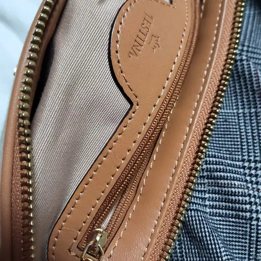 [BUNJANG] J.ESTINA Crown Pattern Crossbody Bag with Charm / 제이에스티나 가방
