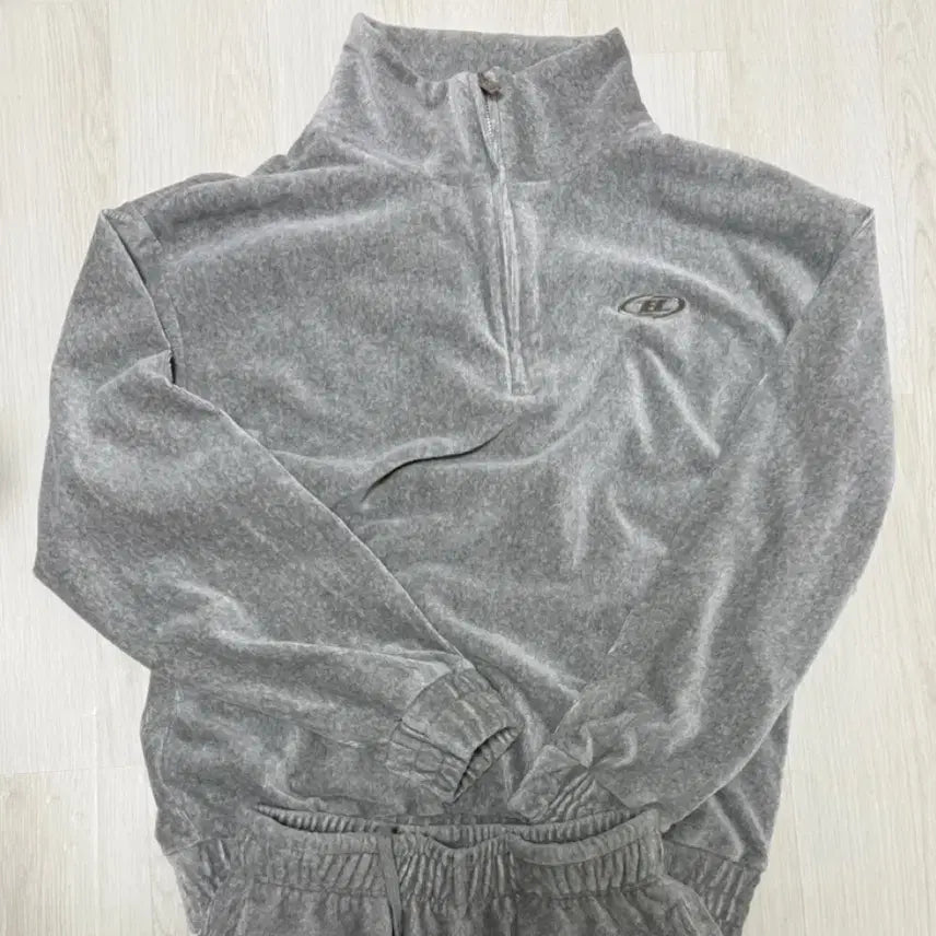[SOLD OUT] 본투윈 벨벳 하프집업 2