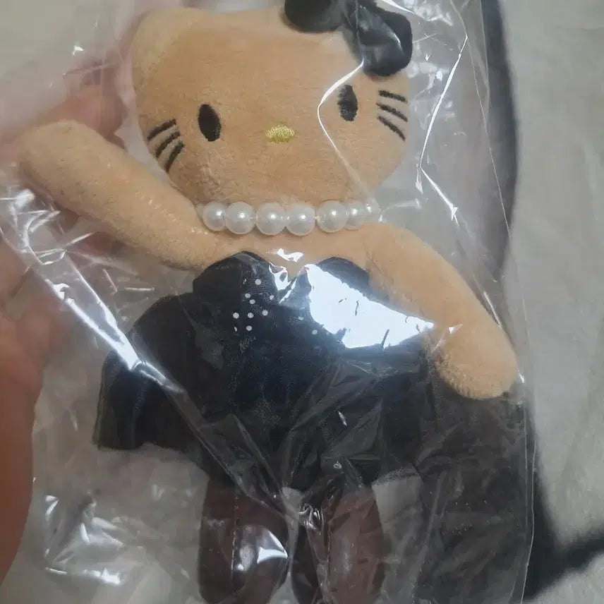[BUNJANG] Rare Hello Kitty Black Dress Keychain / 레어템)헬로키티 인형 블랙 드레스 키링