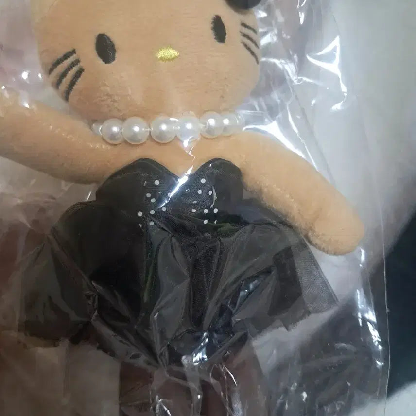 [BUNJANG] Rare Hello Kitty Black Dress Keychain / 레어템)헬로키티 인형 블랙 드레스 키링