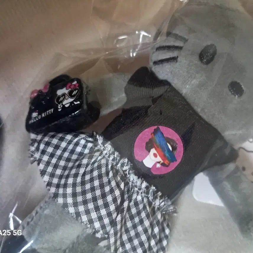 [BUNJANG] Hello Kitty Plush Keychain Gray Check Skirt / 레어)헬로키티 인형 키링 그레이 체크 스커트