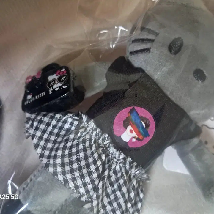 [BUNJANG] Hello Kitty Plush Keychain Gray Check Skirt / 레어)헬로키티 인형 키링 그레이 체크 스커트
