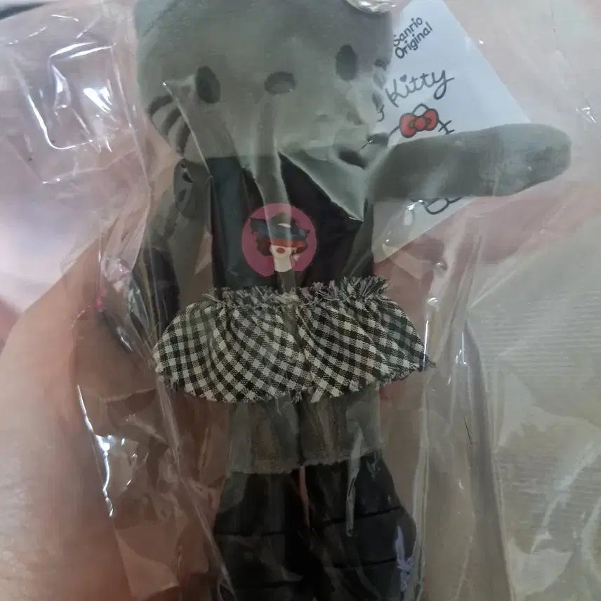 [BUNJANG] Hello Kitty Plush Keychain Gray Check Skirt / 레어)헬로키티 인형 키링 그레이 체크 스커트