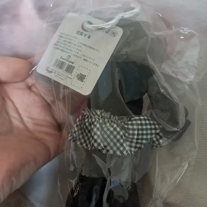 [BUNJANG] Hello Kitty Plush Keychain Gray Check Skirt / 레어)헬로키티 인형 키링 그레이 체크 스커트