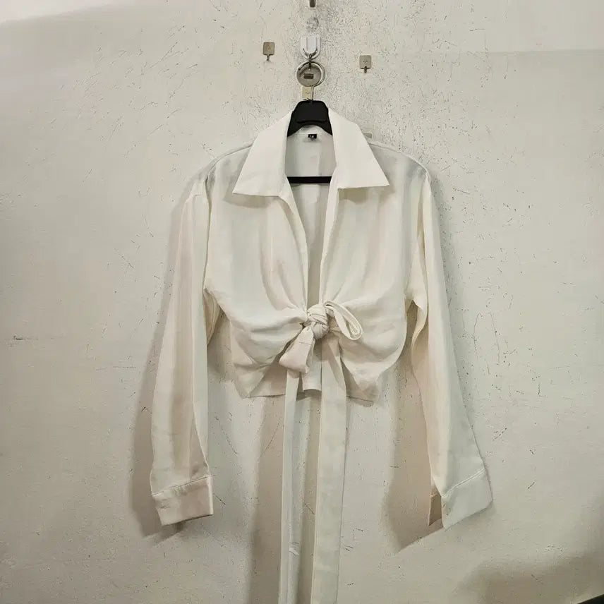 [BUNJANG] White Cropped Knot Blouse / 화이트 셔츠 크롭 매듭 블라우스