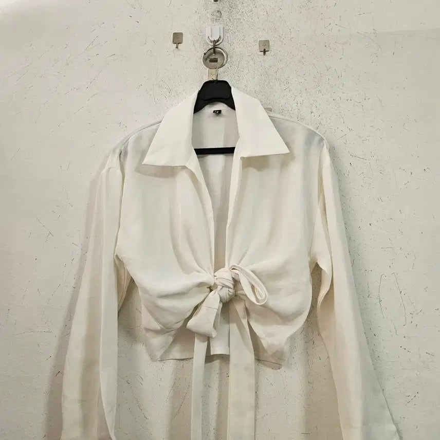 [BUNJANG] White Cropped Knot Blouse / 화이트 셔츠 크롭 매듭 블라우스