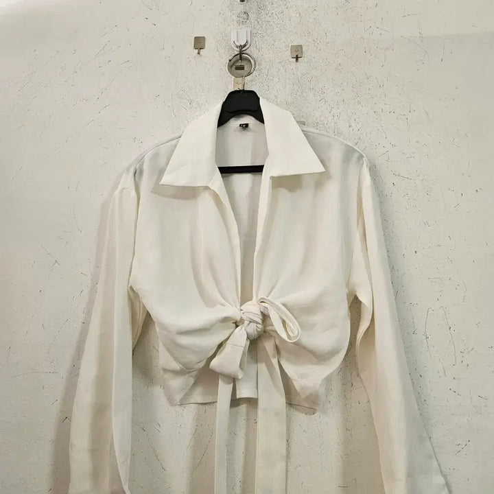[BUNJANG] White Cropped Knot Blouse / 화이트 셔츠 크롭 매듭 블라우스