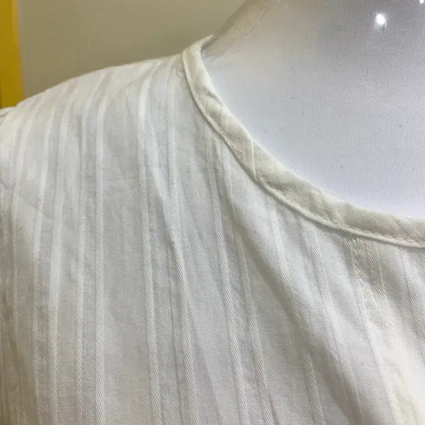 [BUNJANG] White Puff Blouse with Shirring Detail / 화이트 퍼프 블라우스 셔링 포인트