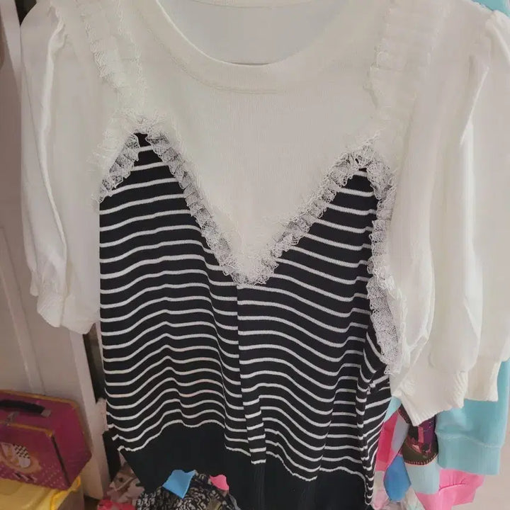 [BUNJANG] Lace Trimmed Stripe Short Sleeve Knit Top / 레이스 배색 스트라이프 반팔 니트