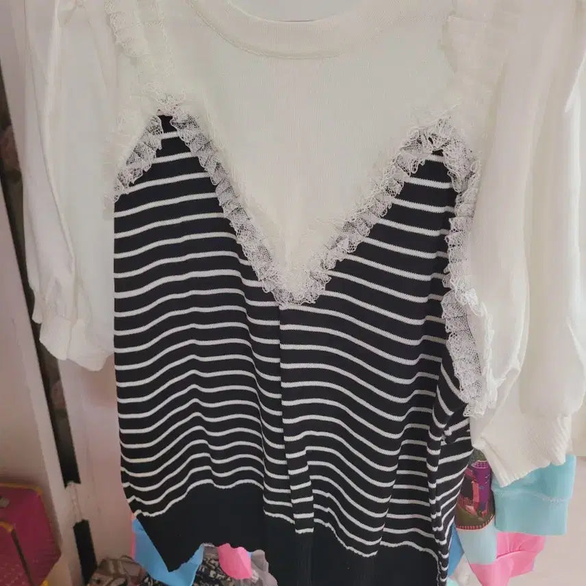 [BUNJANG] Lace Trimmed Stripe Short Sleeve Knit Top / 레이스 배색 스트라이프 반팔 니트