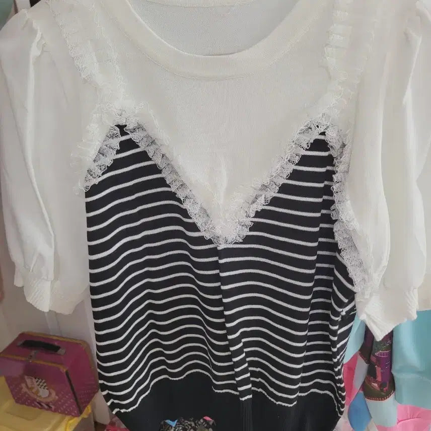 [BUNJANG] Lace Trimmed Stripe Short Sleeve Knit Top / 레이스 배색 스트라이프 반팔 니트