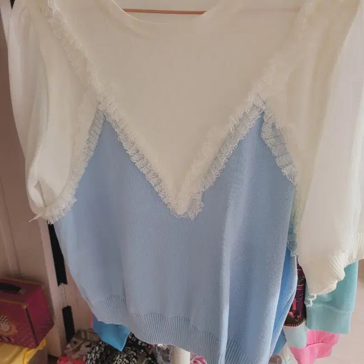 [BUNJANG] Color Block Knit with Lace Detail / 레이스 배색 니트