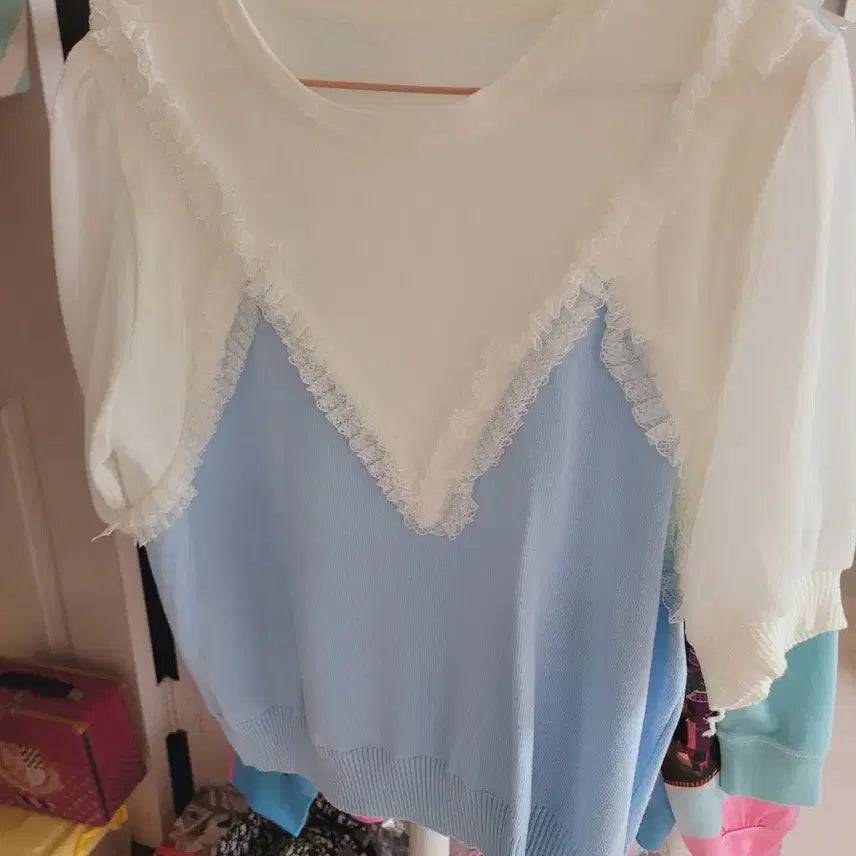 [BUNJANG] Color Block Knit with Lace Detail / 레이스 배색 니트
