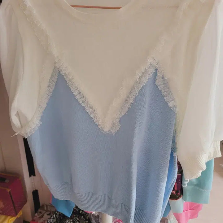 [BUNJANG] Color Block Knit with Lace Detail / 레이스 배색 니트