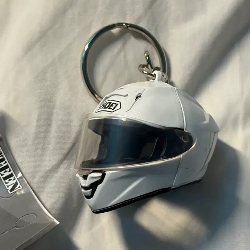 [BUNJANG] Shoei Helmet Keychain Figure White / 쇼에이 SHOEI 헬멧 키링 화이트 가챠 피규어