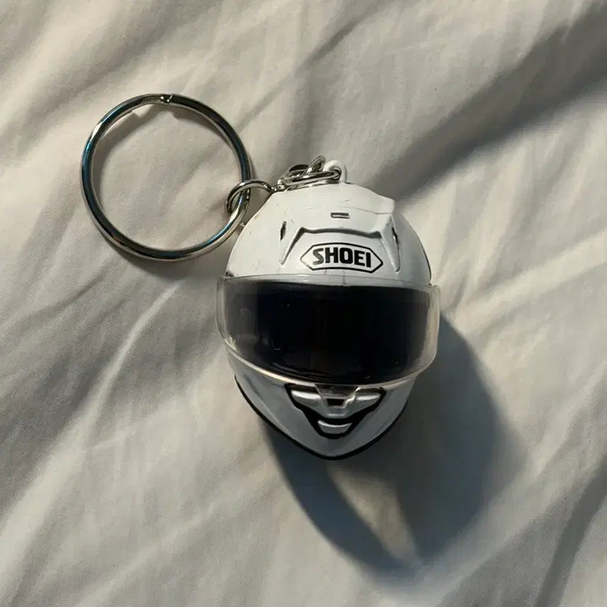 [BUNJANG] Shoei Helmet Keychain Figure White / 쇼에이 SHOEI 헬멧 키링 화이트 가챠 피규어