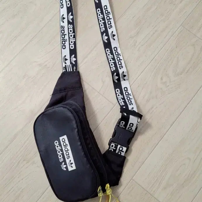 [BUNJANG] Adidas Waist Bag Black Logo Strap / 아디다스 웨이스트백 블랙 로고 스트랩