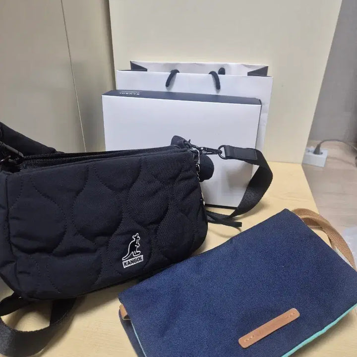 [BUNJANG] Kangol Quilted Crossbody Bag Black &amp; Starbucks Navy Pouch Bundle / 캉골 퀼팅 크로스백 블랙 + 스벅 네이비 파우치