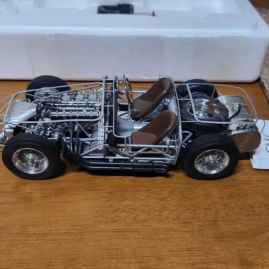 [BUNJANG] 1:18 CMC Maserati 300S Rolling Chassis 1 / 1:18 CMC 마세라티 300S Rolling Chassis 1