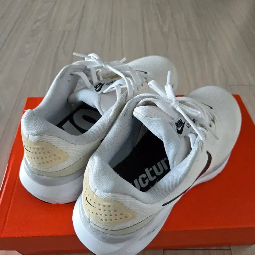 [SOLD OUT] 나이키 스트럭처 26 화이트 240