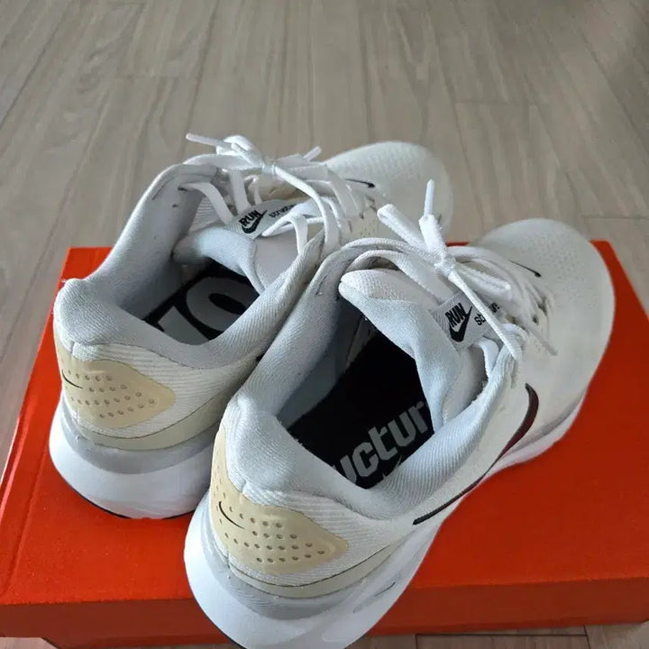[SOLD OUT] 나이키 스트럭처 26 화이트 240