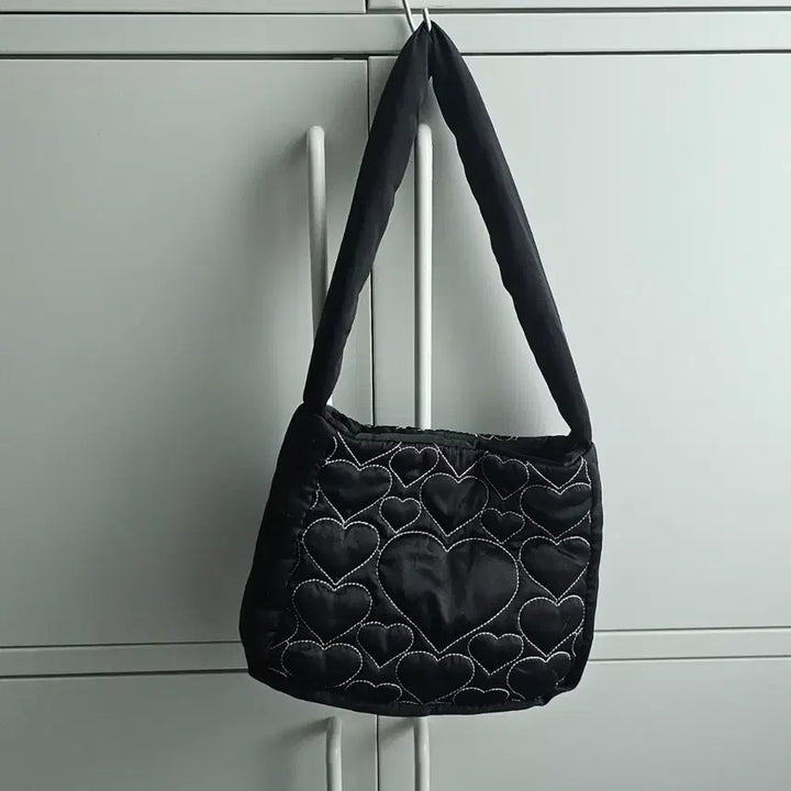 [BUNJANG] Black Heart Quilting Shoulder Bag / 블랙 하트 퀼팅 누빔 숄더백