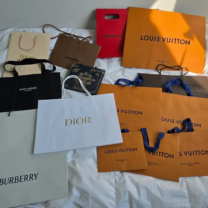 [BUNJANG] Assorted Designer Shopping Bags (Louis Vuitton, Dior, Burberry, Ferragamo) / 루이비통 디올 버버리 페레가모 등 쇼핑백