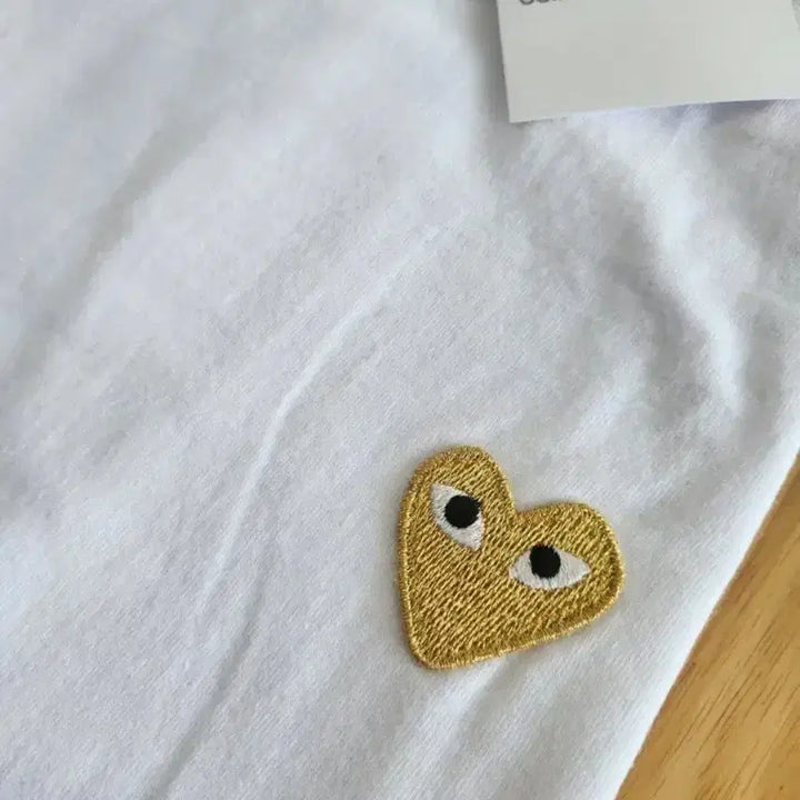[BUNJANG] Comme des Garçons Gold Emblem T-Shirt / 꼼데가르송 반팔티 골드와펜 25년 신상, 레어템
