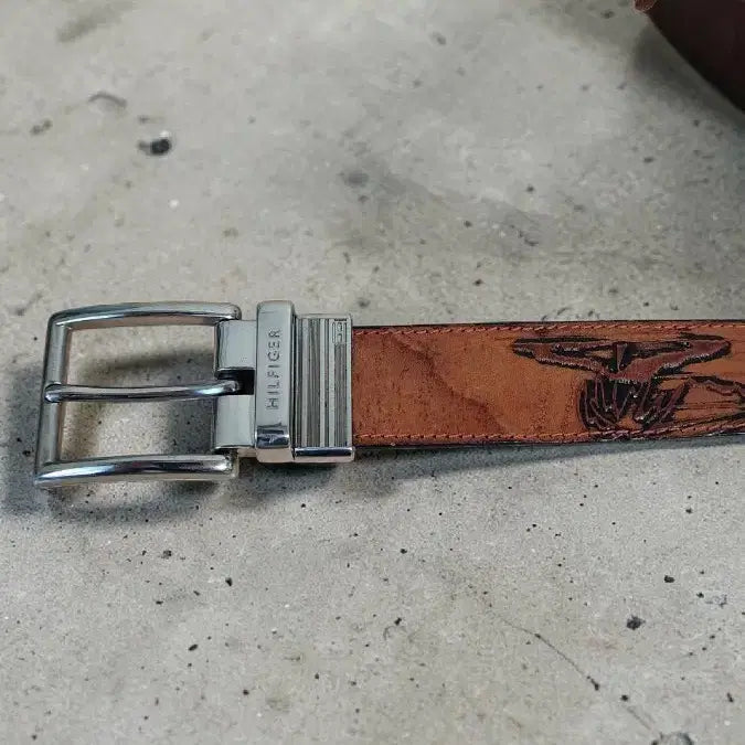 [BUNJANG] Tommy Hilfiger Reversible Carved Leather Belt / HILFIGER 카빙 가죽 벨트