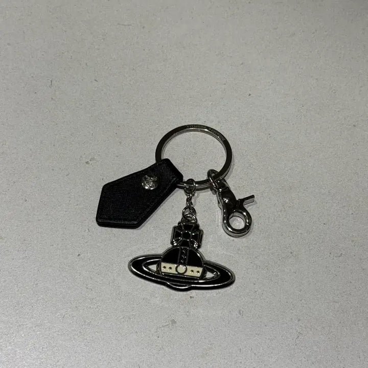 [BUNJANG] Vivienne Westwood Saffiano Black and White Keyring / 비비안웨스트우드 사피아노 블랙앤화이트 키링