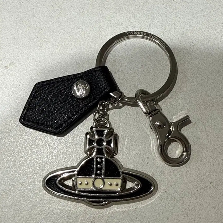 [BUNJANG] Vivienne Westwood Saffiano Black and White Keyring / 비비안웨스트우드 사피아노 블랙앤화이트 키링