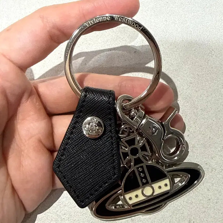 [BUNJANG] Vivienne Westwood Saffiano Black and White Keyring / 비비안웨스트우드 사피아노 블랙앤화이트 키링