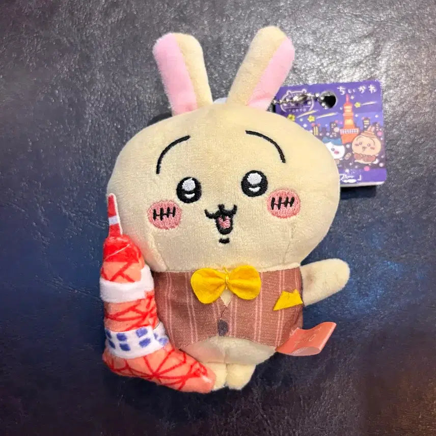 [BUNJANG] Chiikawa Usagi Tokyo Tower Limited Edition Plush Keychain (11cm) / (미사용 11cm) 치이카와 우사기 도쿄타워 지역한정 인형 키링