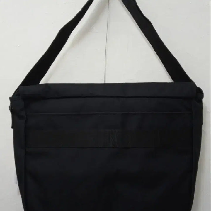 [BUNJANG] Eastpak Crossbody Bag 20L / 이스트팩 크로스백 20L
