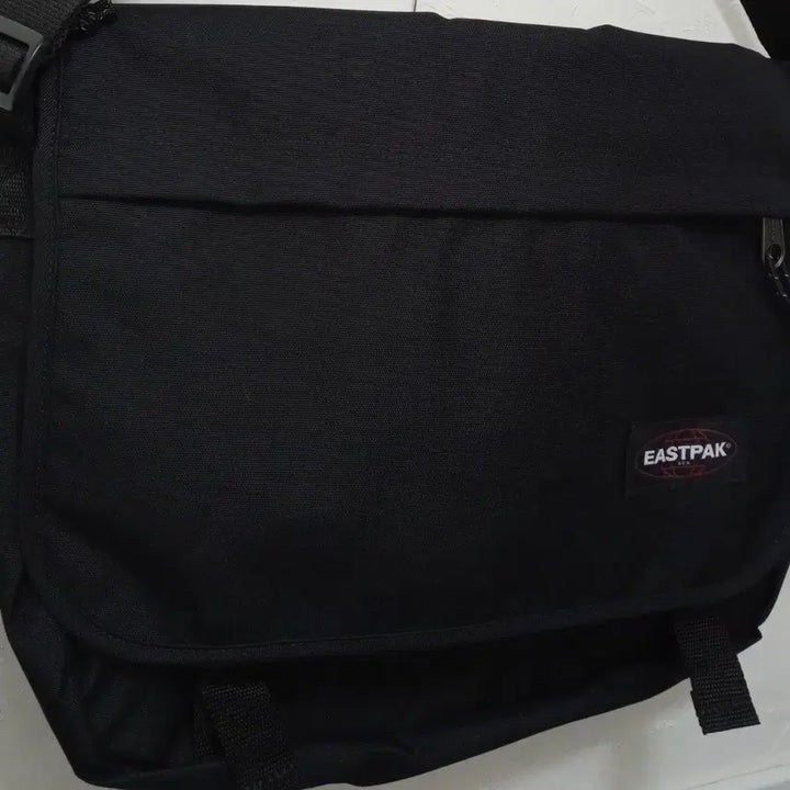 [BUNJANG] Eastpak Crossbody Bag 20L / 이스트팩 크로스백 20L