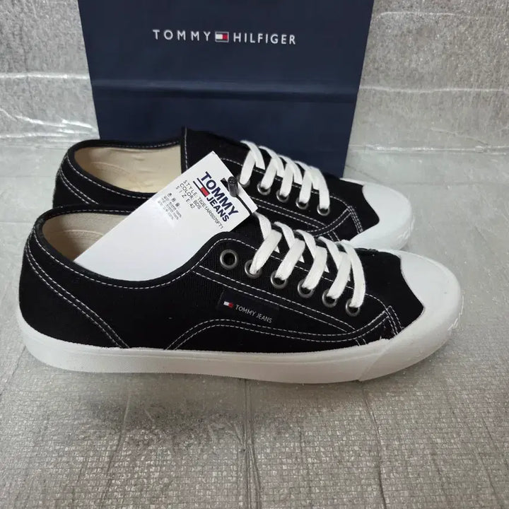 [BUNJANG] Tommy Hilfiger Julie Stitch Canvas Sneakers Size 270 / 타미힐피거 블랙 스니커즈(270)