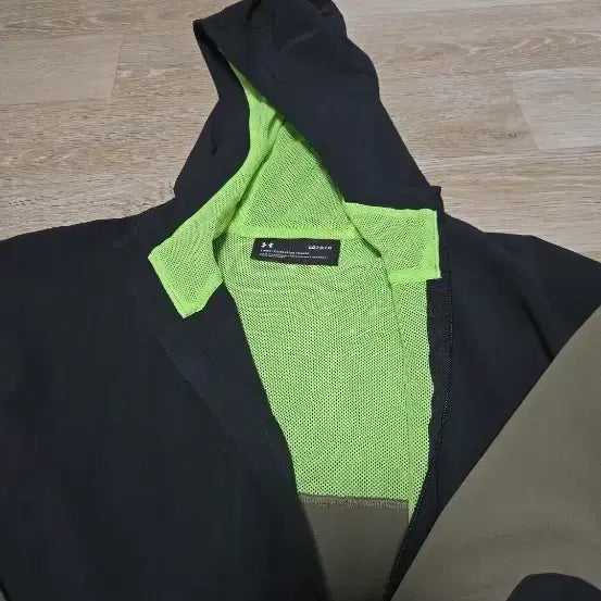 [BUNJANG] Under Armour Hooded Zip-Up Jacket Black/Fluorescent M / 언더아머 후드 집업 블랙/형광 M
