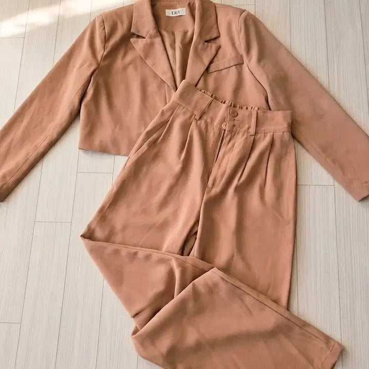 [BUNJANG] Two-Piece Set: Cropped Jacket &amp; Pin Tucked Wide-Leg Slacks (Beige) / 가을/봄 필수템! 크롭 자켓 &amp; 핀턱 와이드 슬랙스 투피스 (베이지)
