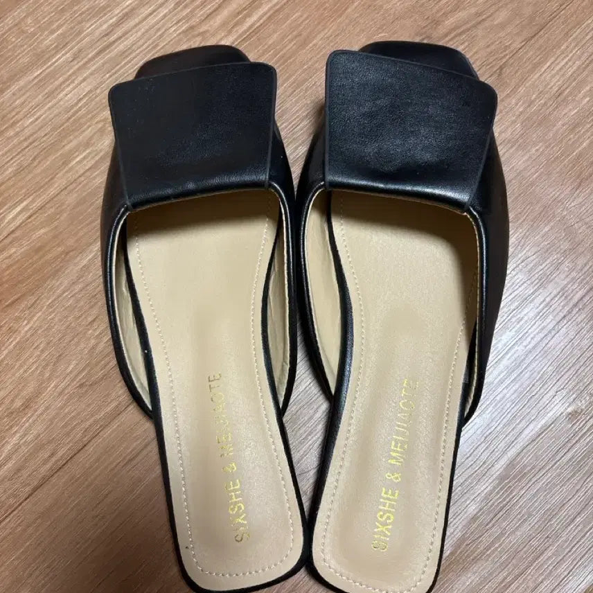 [BUNJANG] Black Slip-on Sandals with Embellishment / 여성 슬리퍼