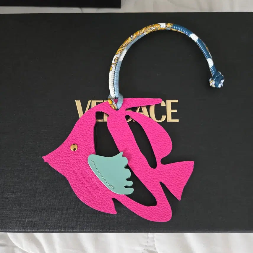 [BUNJANG] Versace Fish Leather Bag Charm / (새상품)베르사체 피쉬 가죽 백참