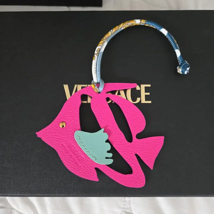 [BUNJANG] Versace Fish Leather Bag Charm / (새상품)베르사체 피쉬 가죽 백참