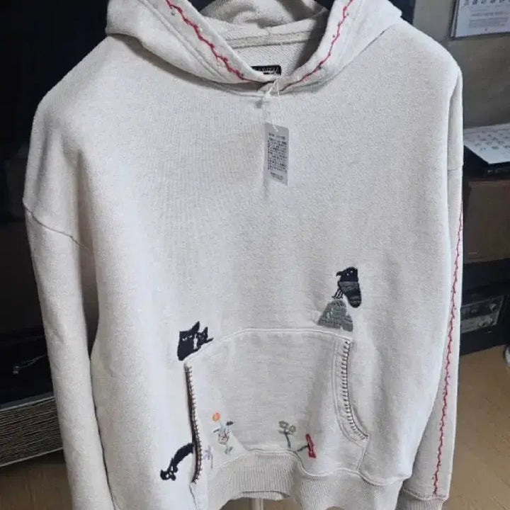 [BUNJANG] Capital Embroidered Hoodie / 캐피탈 자수 후드티 새제품