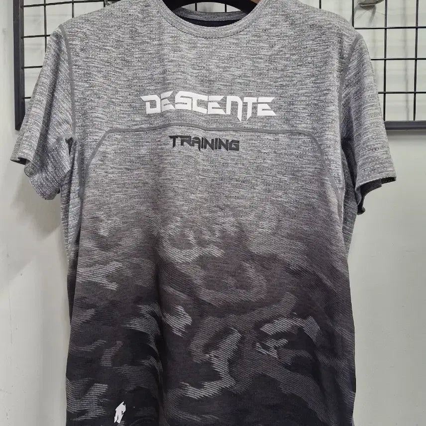 [BUNJANG] Descente Functional Short-Sleeve T-Shirt XL (100-105) / 100-105XL 데상트 기능성 반팔티.