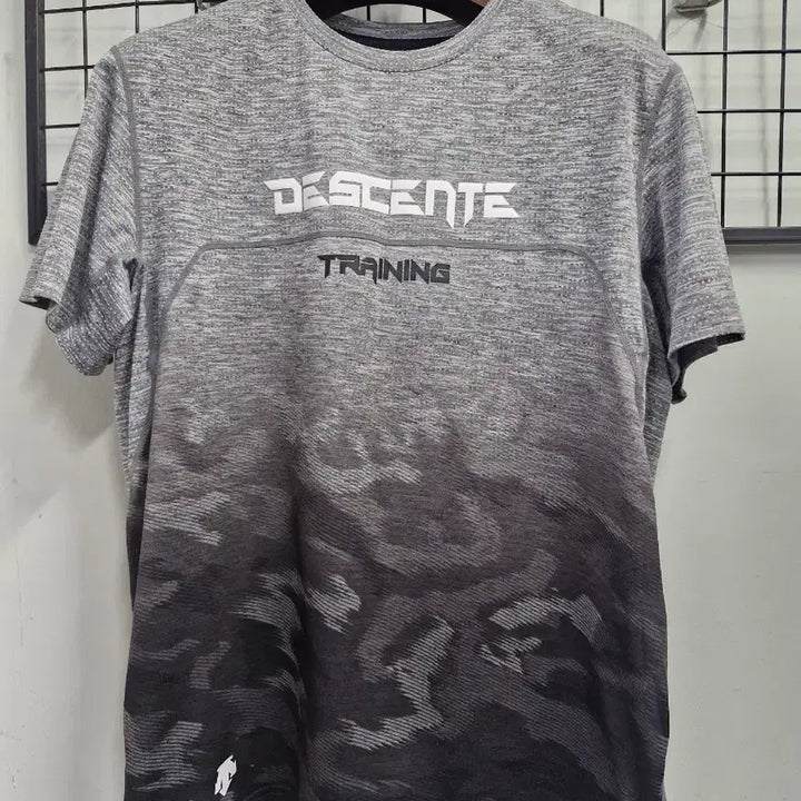 [BUNJANG] Descente Functional Short-Sleeve T-Shirt XL (100-105) / 100-105XL 데상트 기능성 반팔티.