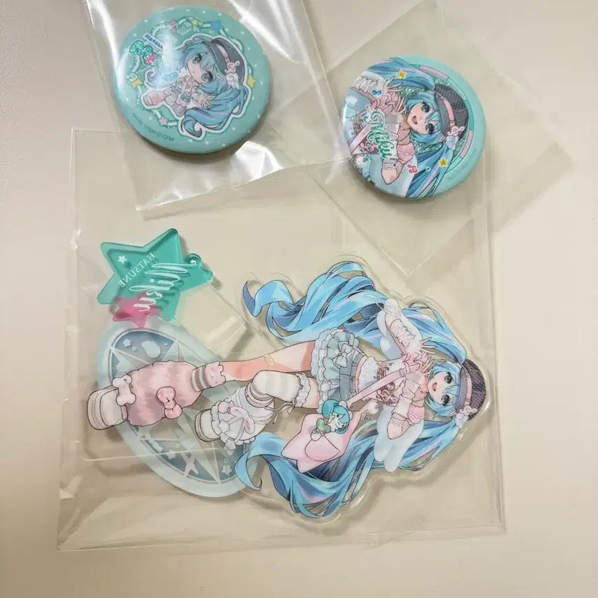 [BUNJANG] Hatsune Miku Yeongdeungpo Pop-Up Store Official Acrylic Stand, Badge, and Cushion Set / 하츠네 미쿠 아크릴,쿠션,뱃지 영등포 팝업