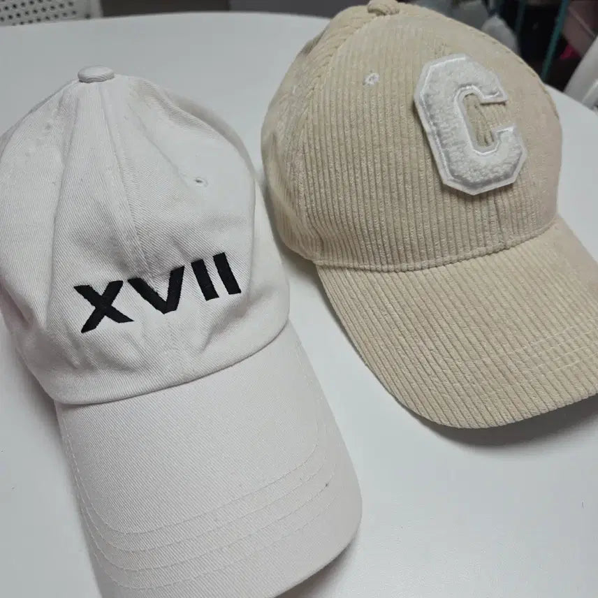 [BUNJANG] Set of 2 Hats (White &amp; Beige Ribbed) / 모자 두 개 세트