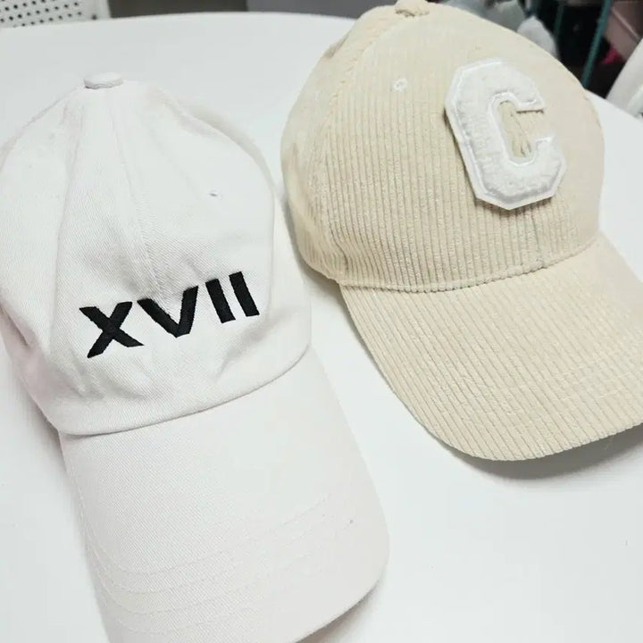 [BUNJANG] Set of 2 Hats (White &amp; Beige Ribbed) / 모자 두 개 세트