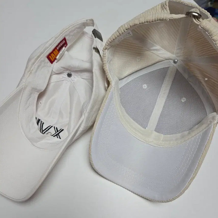 [BUNJANG] Set of 2 Hats (White &amp; Beige Ribbed) / 모자 두 개 세트